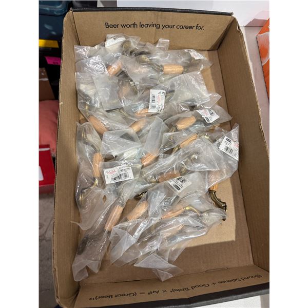 Drawer and cabinet pulls