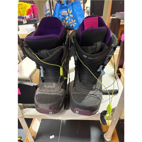 Snowboard boots