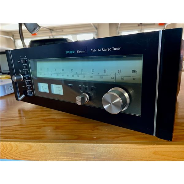 Sansui TU9900 tuner- Japanese model. operates with a hum