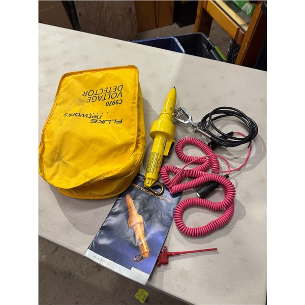 Fluke network voltage detector
