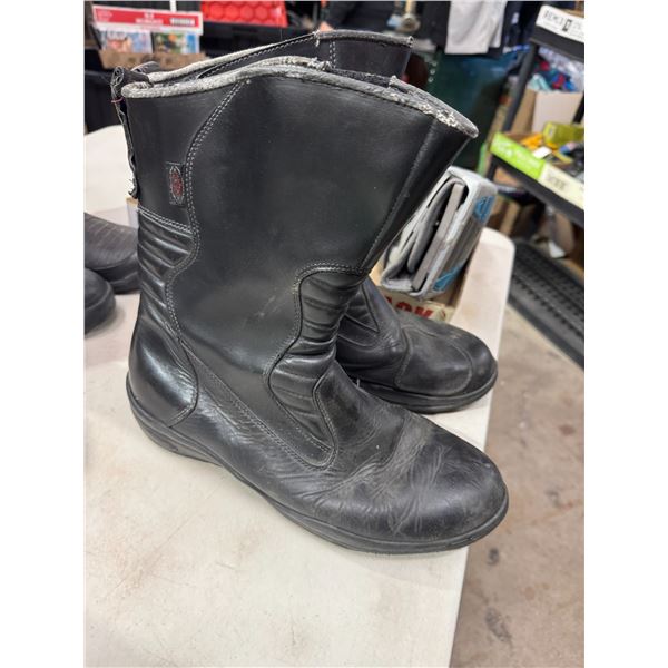 Correct men's size 11 boots