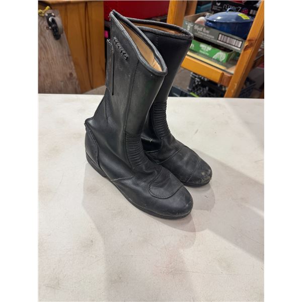 Teknik size 8 riding boots