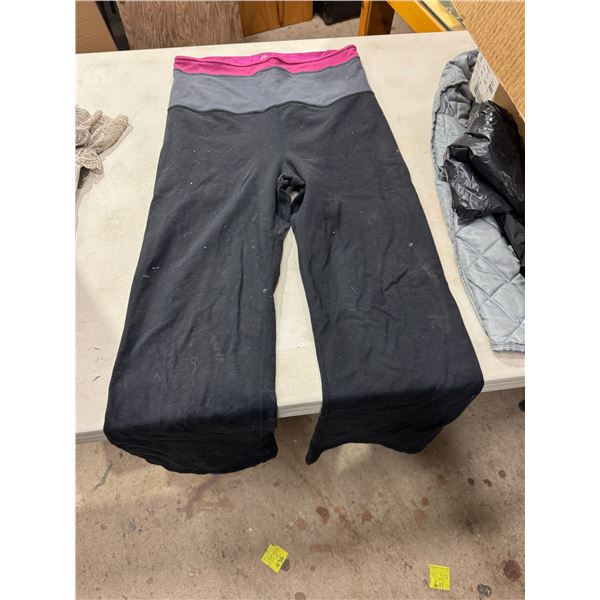 Lulu pants size not shown need cleaning