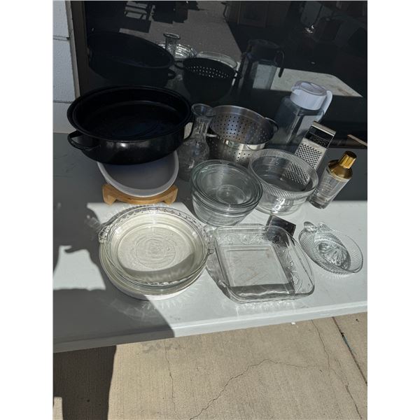 Kitchen items, glass bowls, colander, pie plates, et
