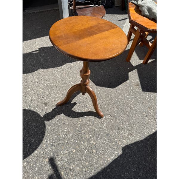 Side pedestal table