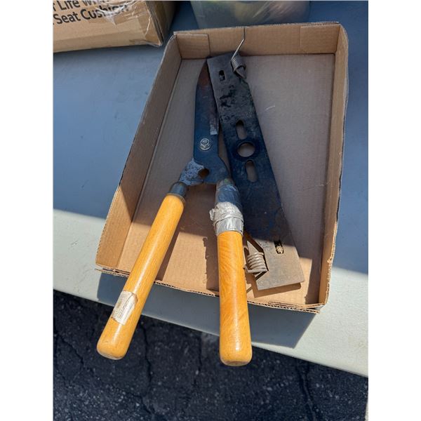 Clippers  and lawnmower blade