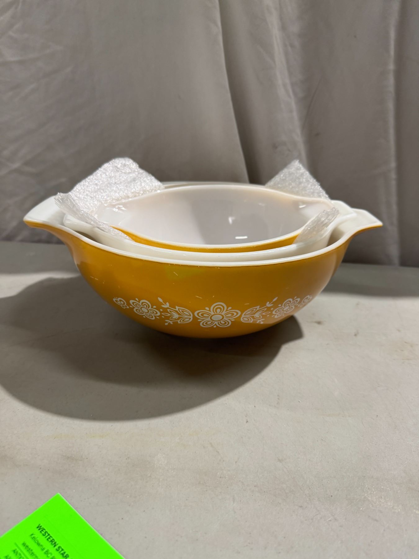 Vintage Pyrex mixing bowls