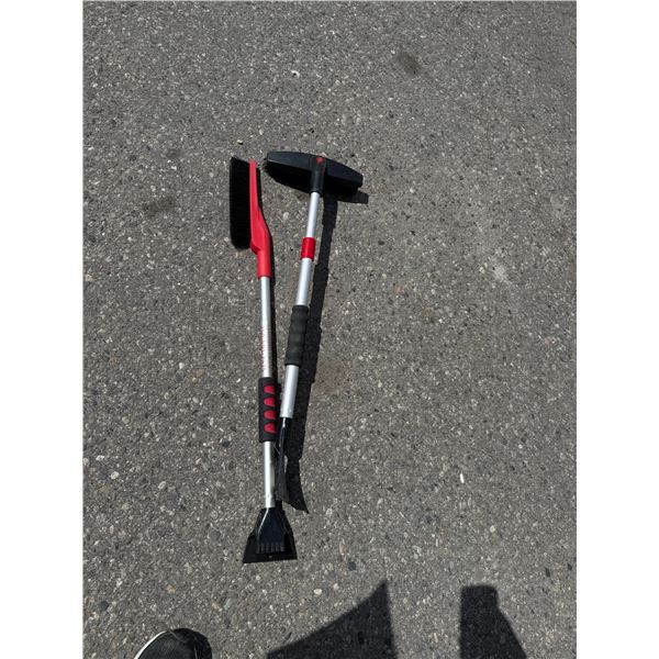 2 snow brushes