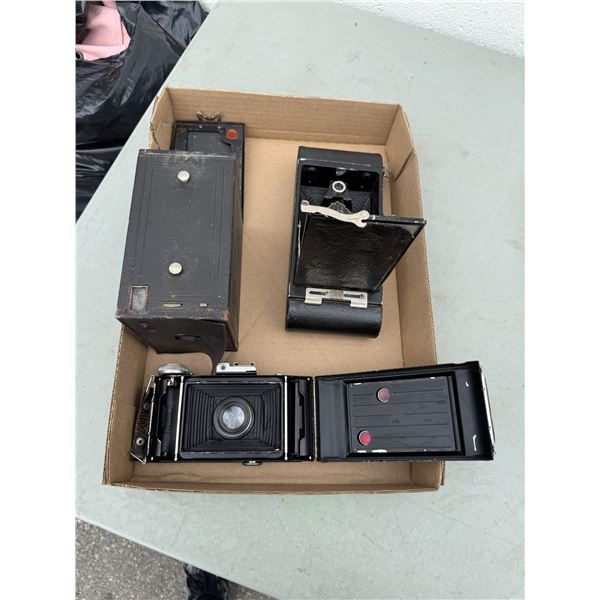 Autographic brownie camera no. 2 brownie model C camera and other antique.