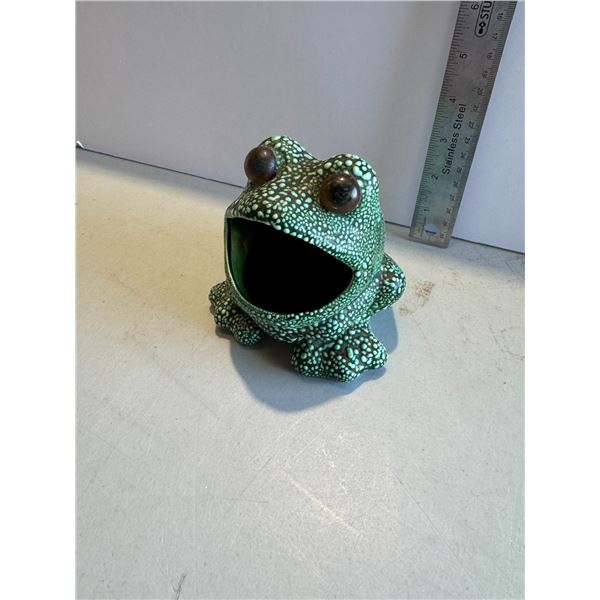 Vintage pottery frog
