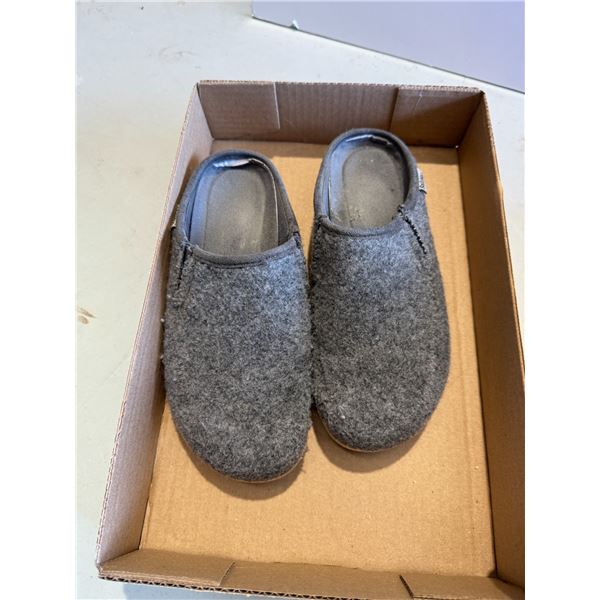 Soft mock size 8 slippers