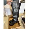 Image 1 : Boots size 8