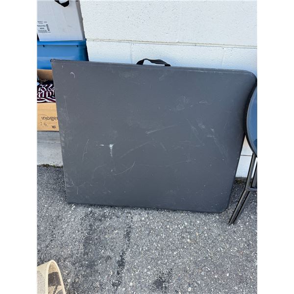 Folding table