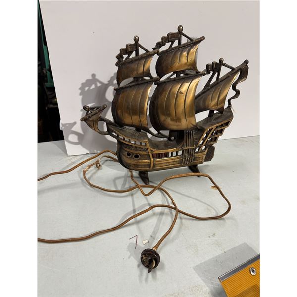 Heavy metal ship lamp needs new bulb