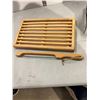 Image 1 : Bread knife and cutting board