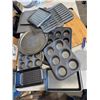 Image 1 : Baking pans, and cutting board