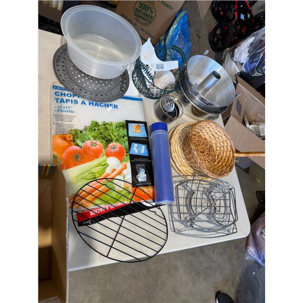 Assorted kitchen items