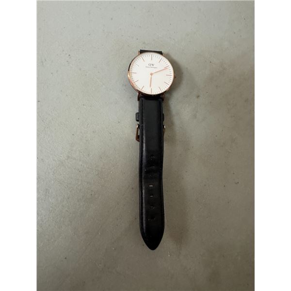 DANIEL Wellington wristwatch works