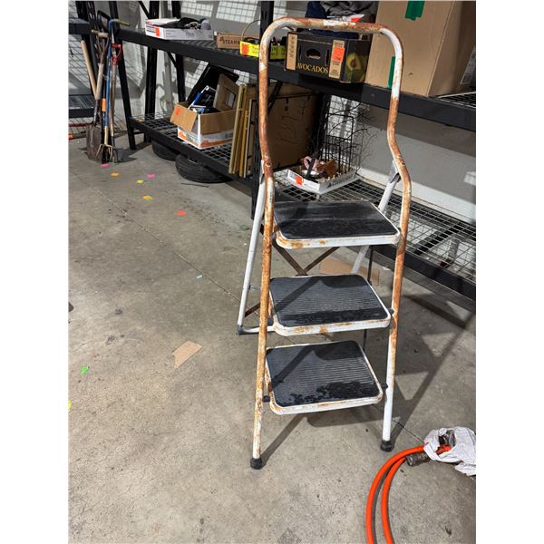 Folding stepstool it is sturdy