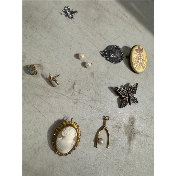 Assorted jewelry, opals, pearls, etc.