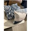 Image 1 : Three throw pillows