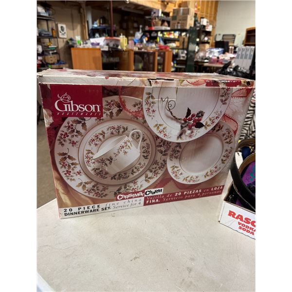 Gibson Christmas charm   dishes