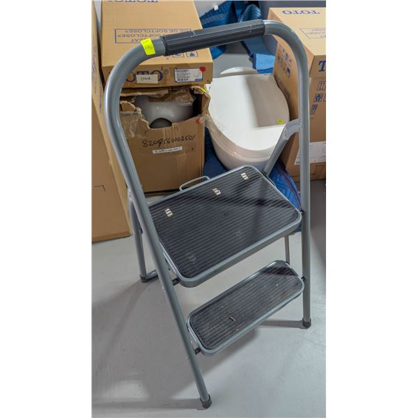 2-STEP FOLDING LADDER