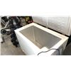 Image 2 : WHITE MIDEA CHEST FREEZER 44"X27"X34"