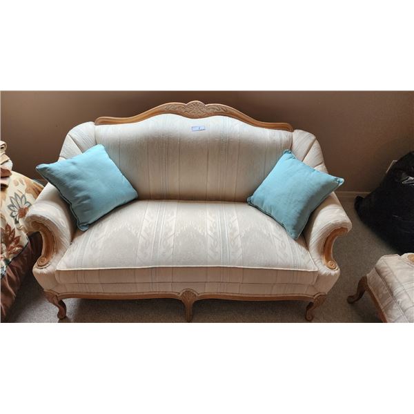 House of Braemore Loveseat & Pillows
