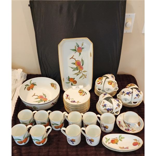 Royal Worcester Evesham Porcelain - see description