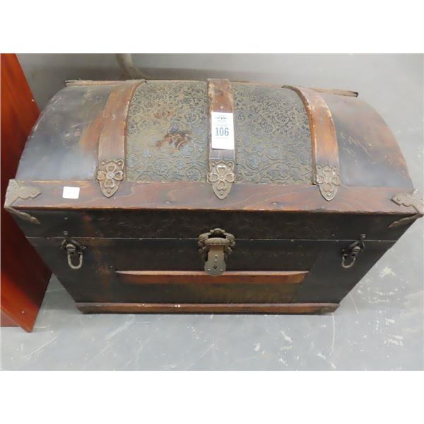 Vintage Steamer Trunk w/Inserts