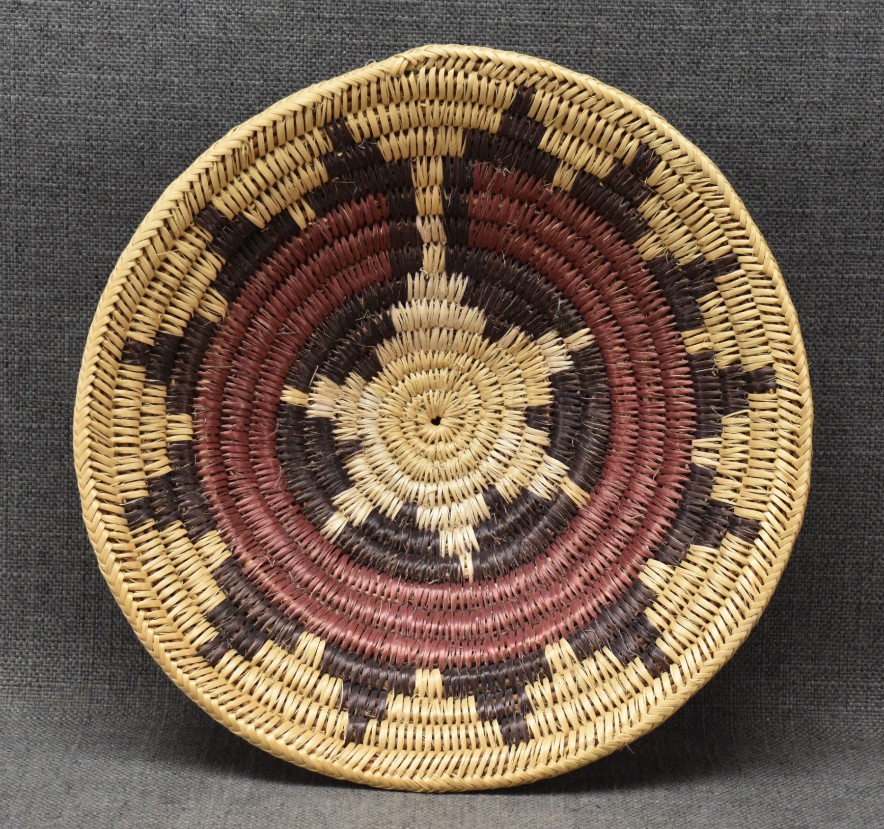 Bol De Panier Amérindien Navajo Tissé à La Main Au Design Moderne Années 1940 Bol De Panier Amérindien Navajo Tissé à La Main Au Design Moderne Années 1940