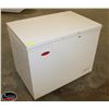 Image 2 : NEW 9.6 CU.FT SOLID TOP CHEST FREEZER