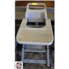Image 1 : RUBBERMAID HIGH CHAIR ON CASTORS