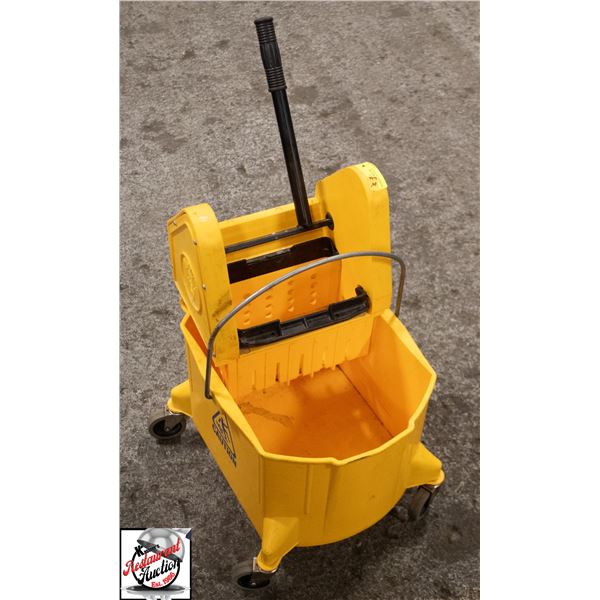 WASH PAIL W/ RINGER
