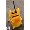 Image 1 : WASH PAIL W/ RINGER
