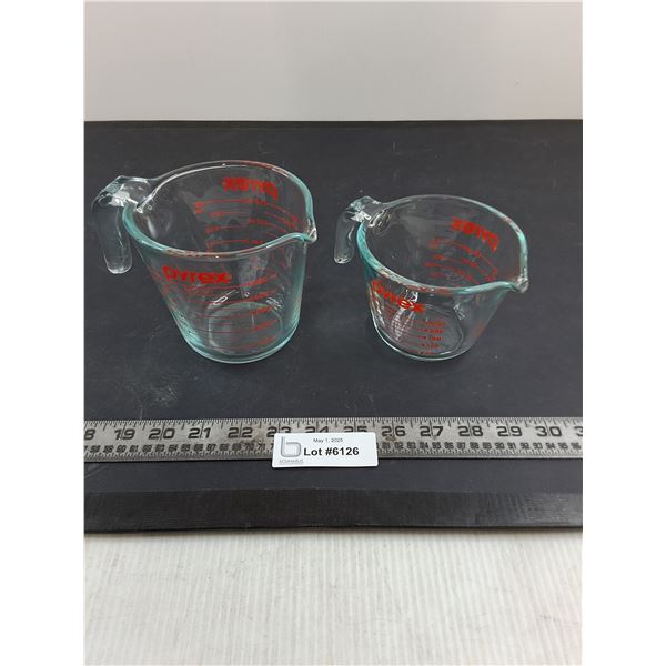 Set of 2 Pyrex Measuring Containers