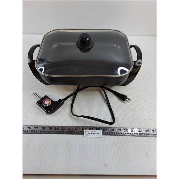 Electric Skillet 15" x 12" - Powers On