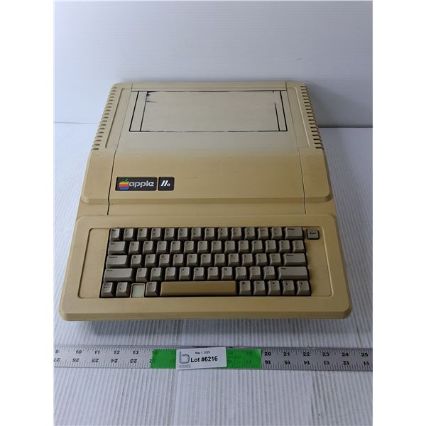 Vintage Apple IIe Computer, Untested