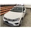 Image 4 : 0J -- 2016 VOLKSWAGEN TOUREG, WHITE, 223792 KMS, ALL WHEEL DRIVE