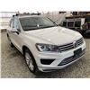 Image 9 : 0J -- 2016 VOLKSWAGEN TOUREG, WHITE, 223792 KMS, ALL WHEEL DRIVE