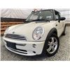 Image 1 : 6 -- 2006 MINI COOPER, WHITE, 192706 KMS, FRONT WHEEL DRIVE
