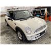 Image 9 : 6 -- 2006 MINI COOPER, WHITE, 192706 KMS, FRONT WHEEL DRIVE