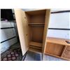 Image 3 : 611 -- WARDROBE WITH REMOVABLE SHOE RACK