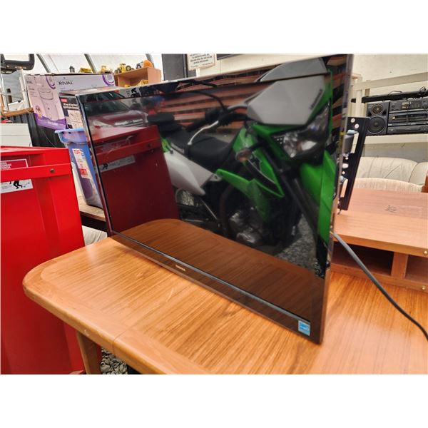 612 -- TOSHIBA TV WITH REMOTE AND WALL MOUNT