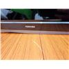 Image 2 : 612 -- TOSHIBA TV WITH REMOTE AND WALL MOUNT