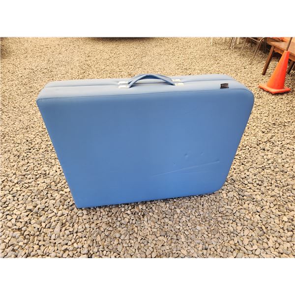 407 -- MASTER PORTABLE BLUE LEATHER MASSAGE TABLE