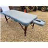 Image 4 : 407 -- MASTER PORTABLE BLUE LEATHER MASSAGE TABLE