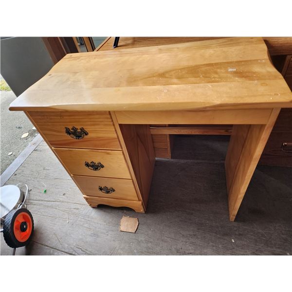 433 -- SEWING MACHINE AND FULLY LOADED DESK  FULL OF SEWING SUPPLIES