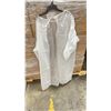 Image 3 : 1 PALLET OF DISPOSABLE PROTECTIVE GOWNS (NON MEDICAL) - APPROX. 30 BOXES PER PALLET/120 PCS. PER BOX